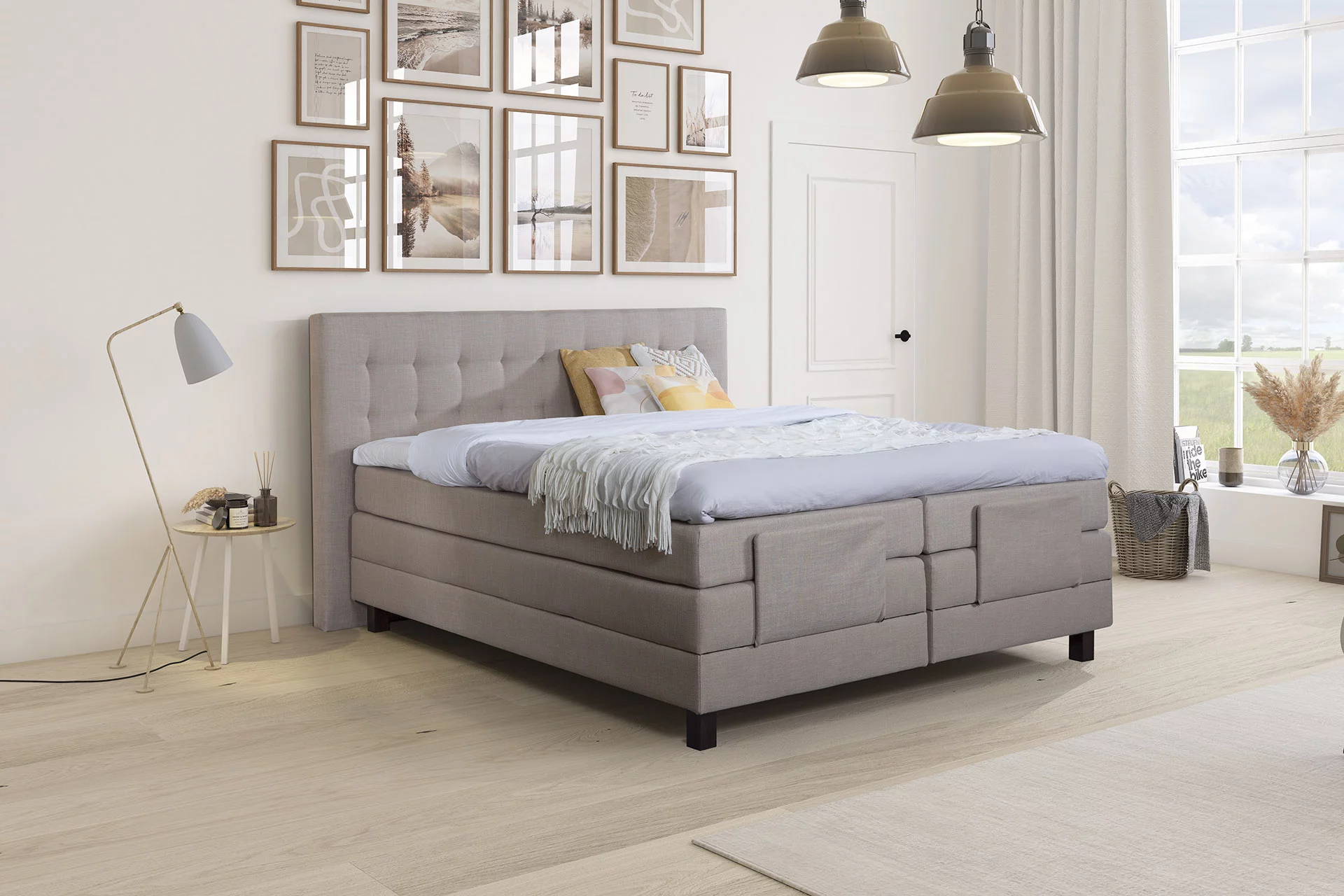 Boxspring Fjord 3C 160x200 en tissu beige dans une chambre