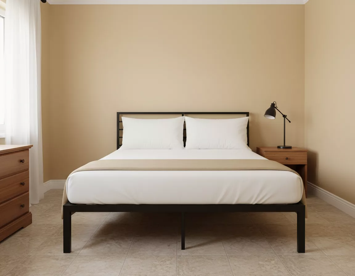 Deux oreillers Jehaes microfibre à mémoire de forme séparés positionnés verticalement de chaque côté sur lit double dans chambre standard ocre. Mousse mémorisée s’adapte parfaitement à la morphologie pour réduire les tensions cervicales. Solution confortable et lavable pour couchage couple pratique