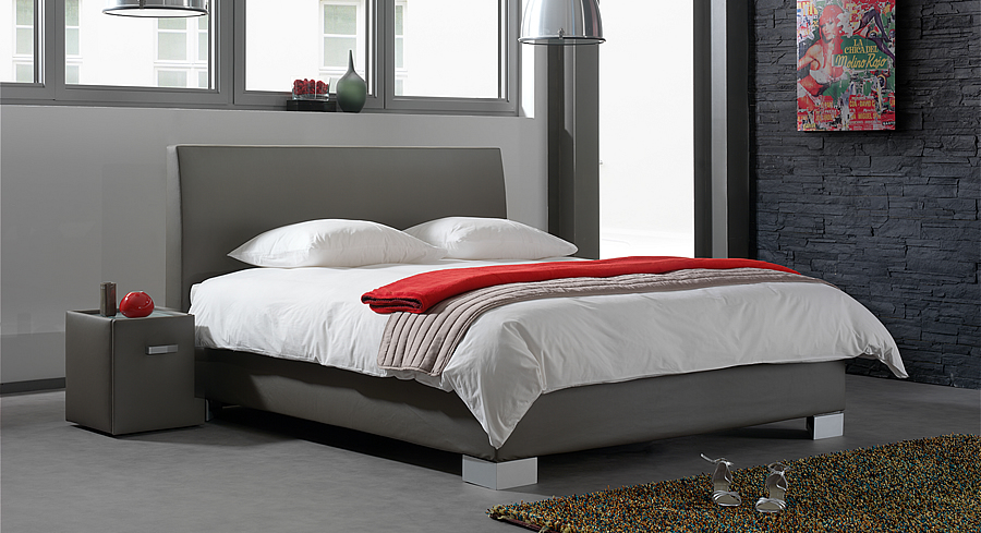 BOXSPRING VELDA VERSUS 2C FIXE simili cuir 140x200 dans une chambre