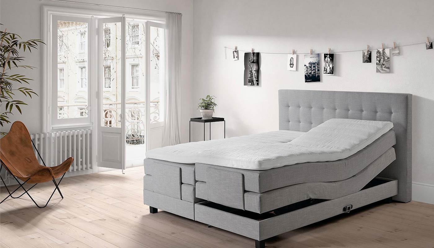 BOXSPRING VELDA LARVIK tissu gris dans une chambre blanche
