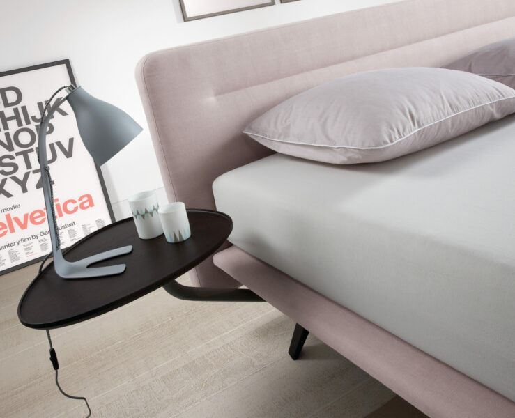 BOXSPRING VELDA FLY couleur rose et table de nuit noir