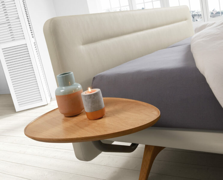 BOXSPRING VELDA FLY avec table de nuit et une bougie