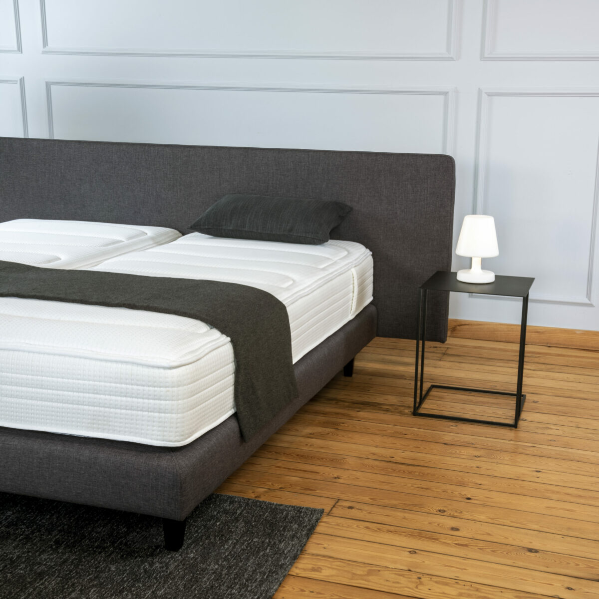 MATELAS SIMMONS NEW-YORK avec un mur blanc et tête de lit gris