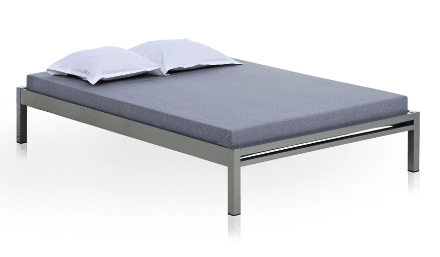Cadre de lit en bois avec un matelas bleu de 2 personnes