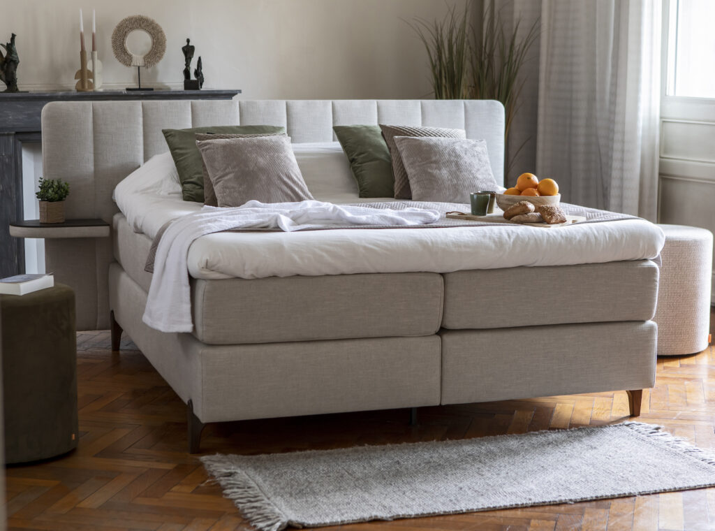 boxspring velda en tissu gris dimension 160x200 dans une chambre