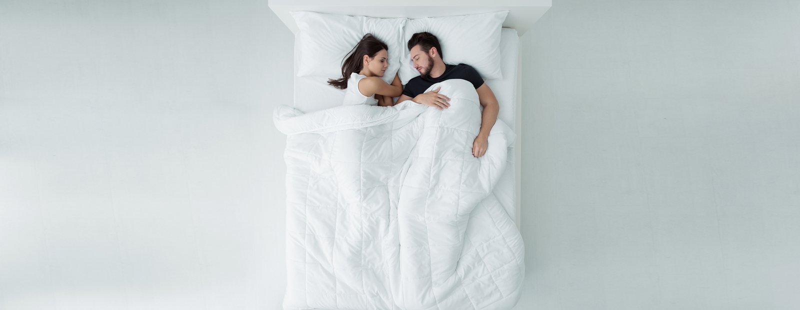 Matelas revor 160x200 homme et femme dans une chambre blanche