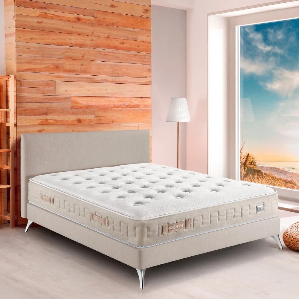 Matelas simmons rendez vous liege 180x200 dans une chambre avec un boxspring gris