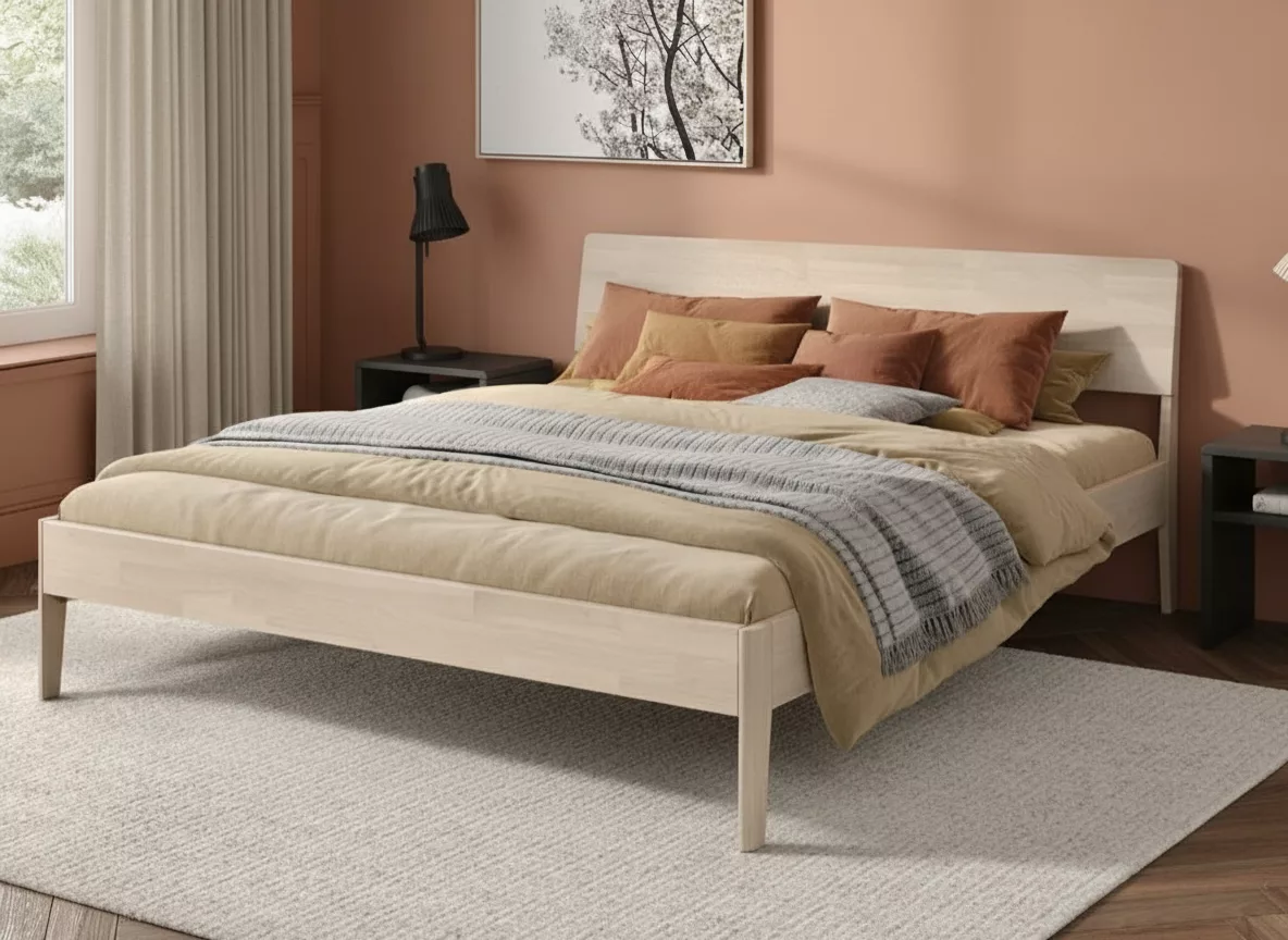Lit Jooken Timber 160x200 en bois clair massif, cadre minimaliste aux lignes épurées, dans une chambre contemporaine chaleureuse aux murs terracotta et déco naturelle, literie en lin beige pour un cocon cosy. Idéal pour chambre parentale design.
