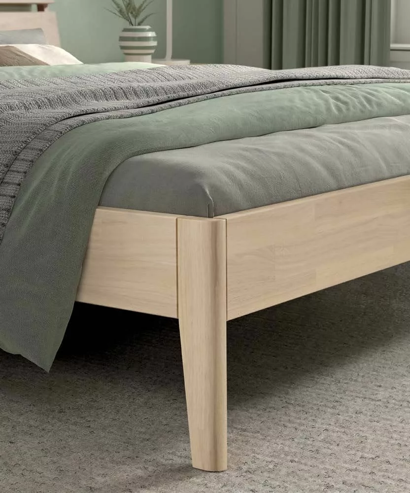 Pied en bois du lit Jooken Timber avec une couverture verte et un matelas 180x200